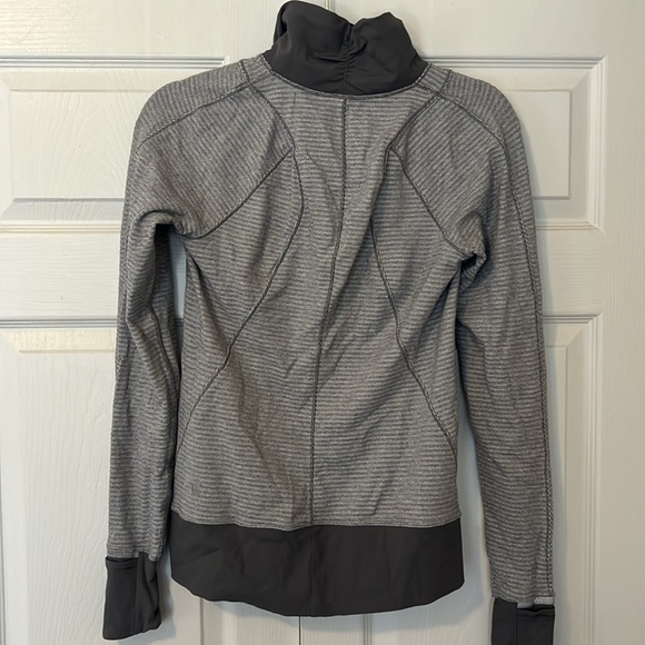 Lululemon long sleeve shirt size 6 - Picture 5 of 5